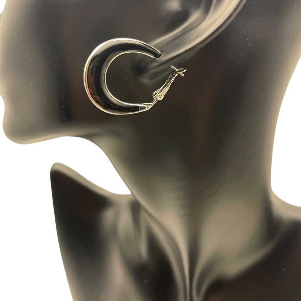**Black and Silver Shrimp Smooth Earrings